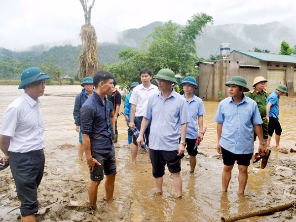 Chủ tịch HĐND tỉnh Hà Giang Thào Hồng Sơn kiểm tra tình hình mưa lũ trên địa bàn xã Thuận Hòa (Vị Xuyên). Chủ tịch HĐND tỉnh Hà Giang Thào Hồng Sơn kiểm tra tình hình mưa lũ trên địa bàn xã Thuận Hòa (Vị Xuyên).