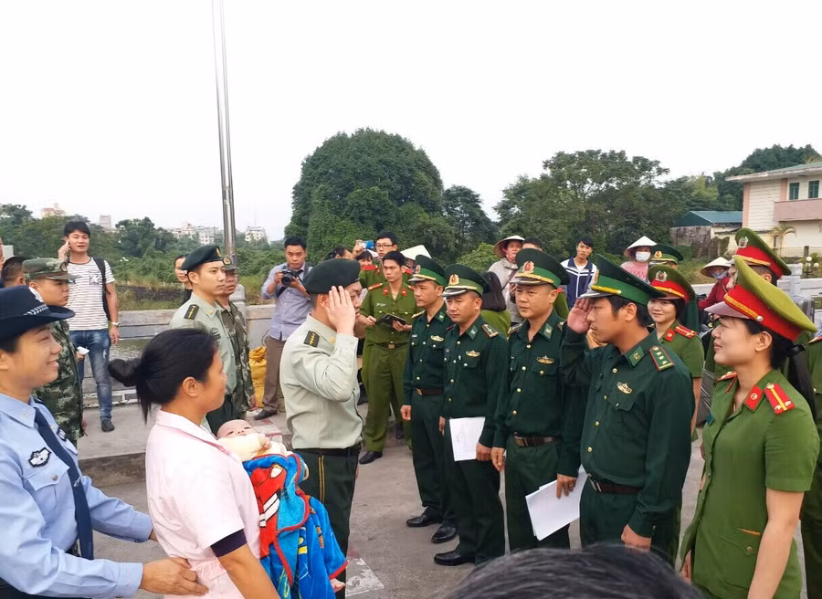 Thủ tục tiếp nhận cháu bé tại cầu Bắc Luân Thủ tục tiếp nhận cháu bé tại cầu Bắc Luân