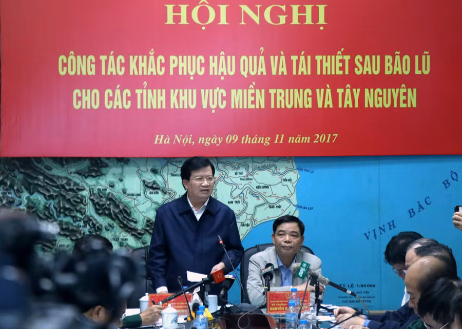 Phó Thủ tướng Trịnh Đình Dũng cũng yêu cầu các bộ, ngành, địa phương triển khai thực hiện tốt nhóm nhiệm vụ hỗ trợ sớm ổn định đời sống cho người dân.​