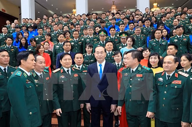 Chủ tịch nước Trần Đại Quang với cán bộ, chiến sĩ, sĩ quan chỉ huy của Bộ Tư lệnh Bộ đội Biên phòng