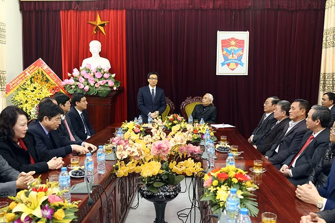 Phó Thủ tướng Vũ Đức Đam thăm và chúc mừng Giáng sinh 2017 tại Ủy ban Đoàn kết Công giáo tỉnh Nghệ An. Ảnh: VGP