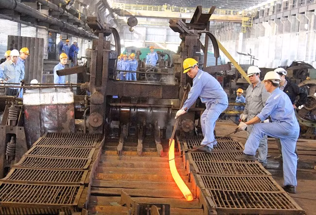 Luyện cán thép Gia Sàng đã sản xuất trở lại, nhưng quyền lợi của người lao động do nhà máy đình trệ sản xuất nhiều năm vẫn chưa được giải quyết. Ảnh minh họa, theo Báo Xây dựng.