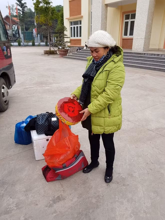 Hà Thị Chinh cùng số pháo lậu bị bắt giữ