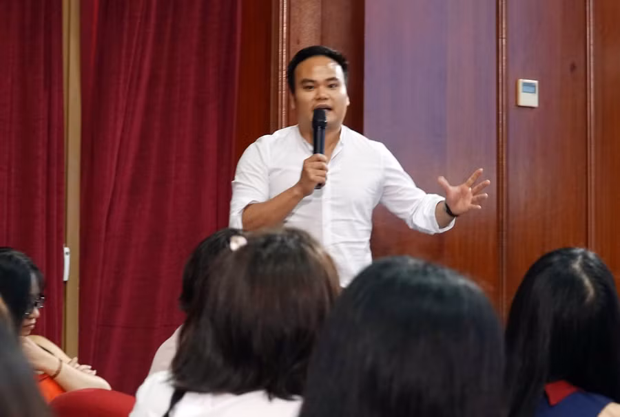 Đạo diễn Ngô Ngọc Đức – phim “Tạm biệt Hạ long” tại buổi họp báo.