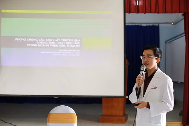 Bác sĩ Bùi Văn Linh giảng bài