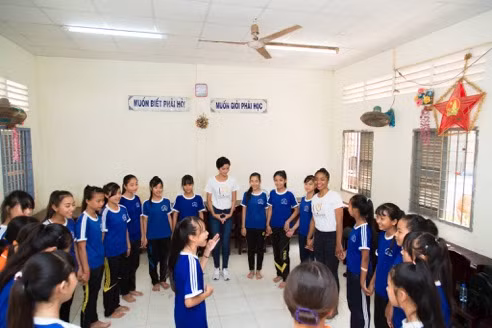 Hoa hậu H’Hen Niê, người đẹp Cẩm Tiên giao lưu, giải đáp thắc mắc của các em học sinh.