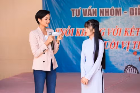 Hoa hậu đẹp rạng ngời trong trang phục giản dị, quần jeans, áo thun trắng tràn đầy năng lượng để truyền cảm hứng.