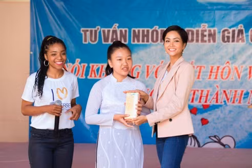 Hoa hậu Hoàn Vũ H’Hen Niê và người đẹp thể thao Cẩm Tiên hỗ trợ giáo dục nữ sinh…