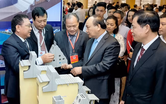 Thủ tướng đánh giá cao các nghiên cứu khoa học ứng dụng phòng chống thiên tai. Ảnh: VGP