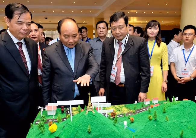 Thủ tướng thăm gian trưng bày Hệ thống cảnh báo thiên tai. Ảnh: VGP