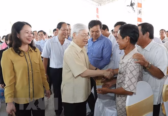 Tổng Bí thư Nguyễn Phú Trọng với cán bộ, nhân dân xã Mỹ Phú, huyện Châu Phú, tỉnh An Giang. (Ảnh: Trí Dũng/TTXVN)