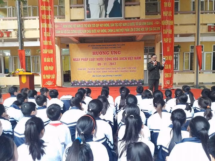 Dù trời mưa nhưng các em đều rất hứng thú lắng nghe kiến thức về pháp luật, kĩ năng sống của vị khách mời Đào Trung Hiếu
