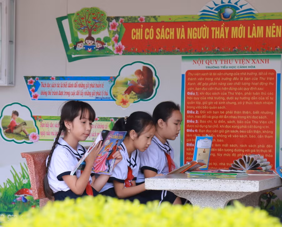 Mỗi giờ ra chơi rất nhiều học sinh tự giác tìm kiếm kiến thức qua tài liệu và những câu chuyện cổ tích.