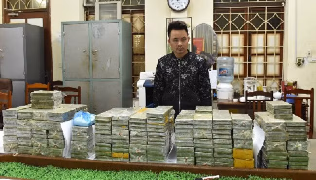 Nghi phạm Trần Tiến Thành và 288 bánh heroin thu giữ được