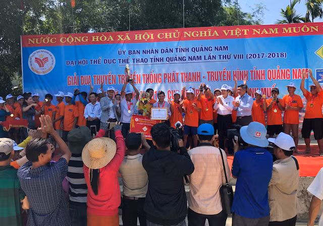 Ông Mai Văn Tư, Giám đốc Đài Phát thanh – Truyền hình tỉnh Quảng Nam và ông Lê Nguyễn Đức Khôi, Trưởng phòng Quan hệ công chúng, Tập đoàn Tân Hiệp Phát cùng trao giải vô địch truyền thống nam cho đội đua thuyền của huyện Núi Thành. Ông Mai Văn Tư, Giám đốc Đài Phát thanh – Truyền hình tỉnh Quảng Nam và ông Lê Nguyễn Đức Khôi, Trưởng phòng Quan hệ công chúng, Tập đoàn Tân Hiệp Phát cùng trao giải vô địch truyền thống nam cho đội đua thuyền của huyện Núi Thành.