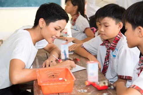 Hoa hậu H’Hen Niê với các em học sinh tiểu học Bình Hòa Nam- huyện Đức Huệ, Long An.