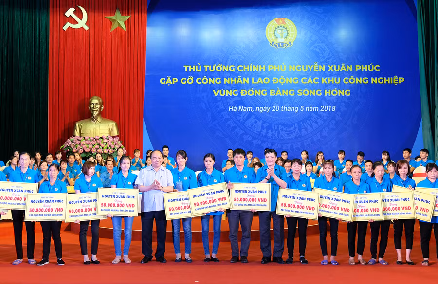 Thủ tướng Nguyễn Xuân Phúc tặng nhà "Mái ấm công đoàn" cho các công nhân có hoàn cảnh đặc biệt. Ảnh VGP