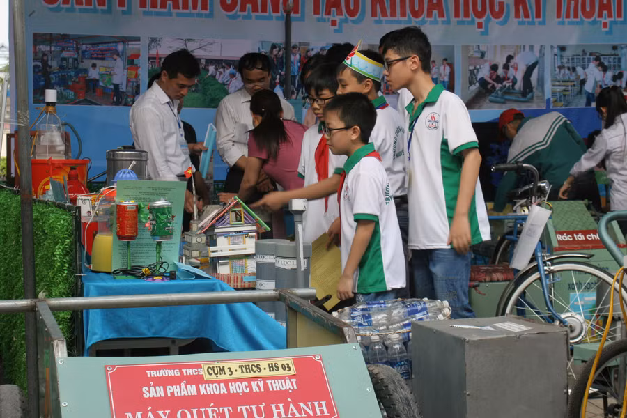 Một góc gian trưng bày các sản phẩm KHKT của học sinh 