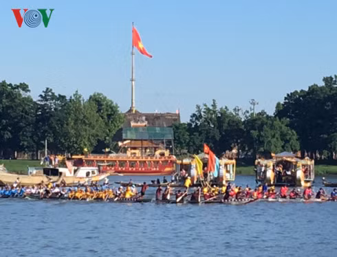 Đua ghe truyền thống trên sông Hương, Thừa Thiên-Huế Đua ghe truyền thống trên sông Hương, Thừa Thiên-Huế