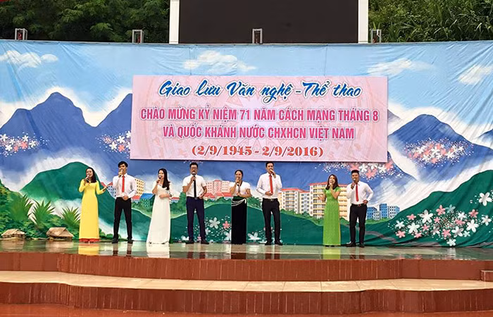 Tiết mục văn nghệ với những ca khúc cách mạng do các nam nữ diễn viên Đoàn nghệ thuật Hoa Ban Trắng thể hiện được tổ chức tại sân khấu ngoài trời. Tiết mục văn nghệ với những ca khúc cách mạng do các nam nữ diễn viên Đoàn nghệ thuật Hoa Ban Trắng thể hiện được tổ chức tại sân khấu ngoài trời.