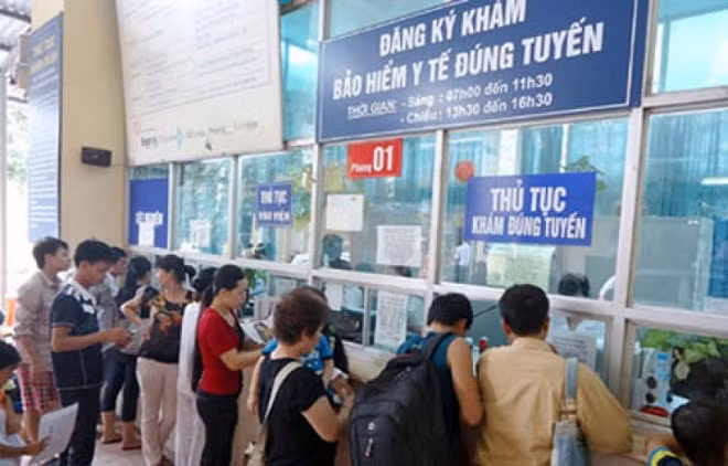 Người dân làm thủ tục khám, chữa bệnh bằng BHYT.
Ảnh: Báo Phụ Nữ Việt Nam