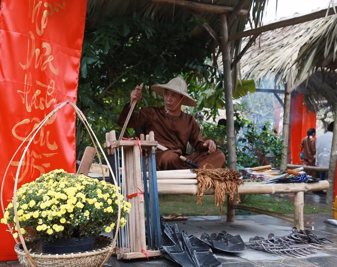 Chợ tết quê là những gian hàng nông cụ được người dân mua bán nhằm chuẩn bị cho mình dụng cụ lao động cho một năm mới. Chợ tết quê là những gian hàng nông cụ được người dân mua bán nhằm chuẩn bị cho mình dụng cụ lao động cho một năm mới.
