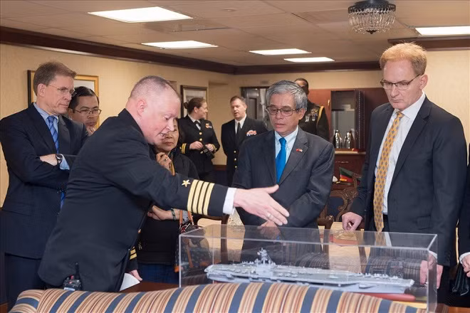 Đại uý Chris Hill giới thiệu về tàu USS George H.W. Bush. Ảnh: BNG. Đại uý Chris Hill giới thiệu về tàu USS George H.W. Bush. Ảnh: BNG.