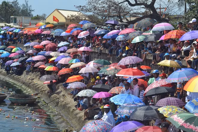 Lễ hội đua thuyền năm mới trên đảo Lý Sơn cũng là dịp để cho nạn cá độ lén lút hoạt động Lễ hội đua thuyền năm mới trên đảo Lý Sơn cũng là dịp để cho nạn cá độ lén lút hoạt động