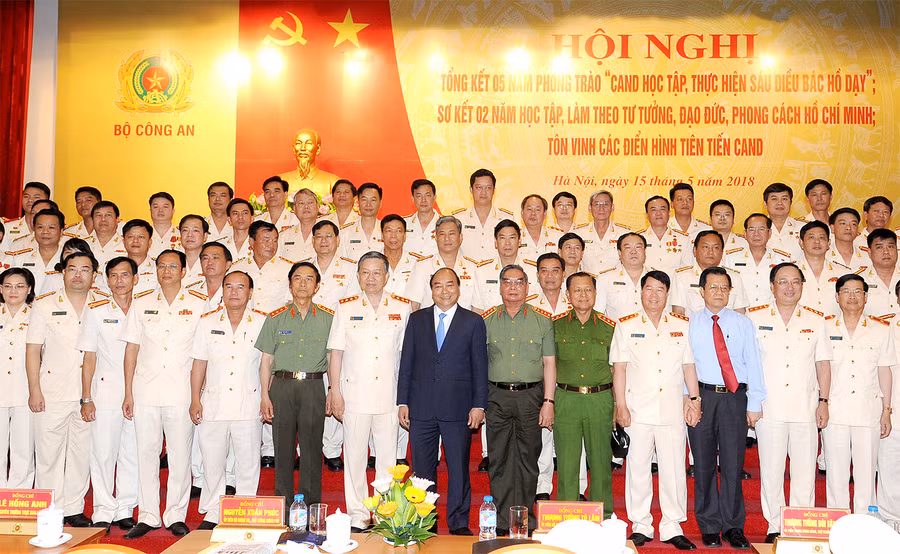 Thủ tướng chụp ảnh lưu niệm với các đại biểu dự hội nghị Ảnh: VGP