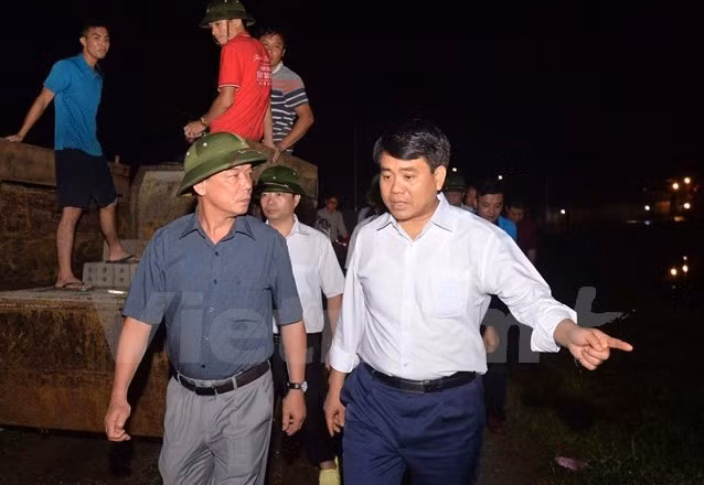 Ông Nguyễn Đức Chung chỉ đạo các lực lượng phải đảm bảo an toàn cho người dân. (Ảnh: TTXVN)
