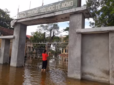 Trường Tiểu học Tế Nông (xã Tế Nông, Nông Cống) vẫn ngập trong nước lũ.