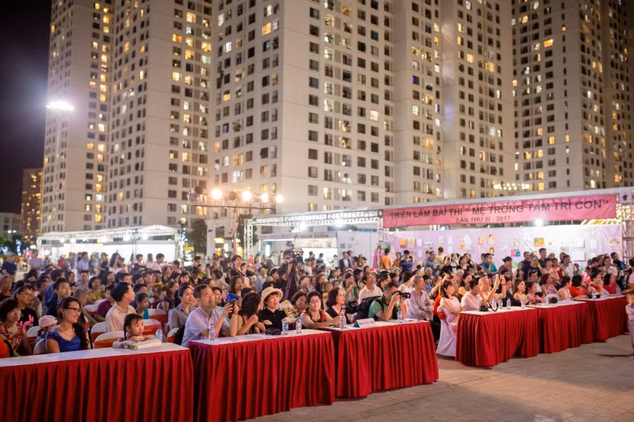 Đại diện của Sở GD & ĐT Hà Nội cùng phụ huynh , học sinh và đại diện tới từ phía các trường Tiểu học, THCS, THPT tham gia cuộc thi tham dự buổi lễ trao giải