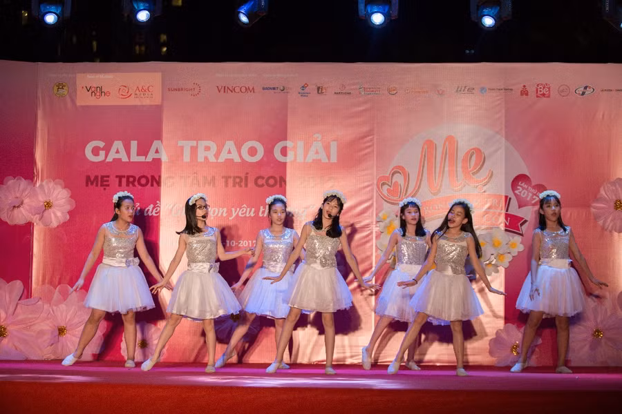 Tiết mục múa “Chỉ có một trên đời” tới từ các em học sinh trường THCS Đoàn Kết