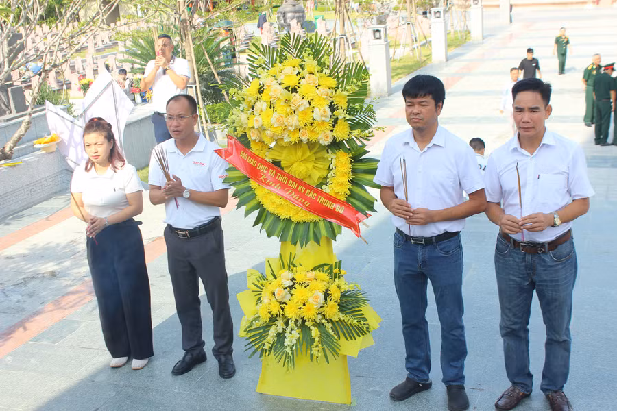 Báo Giáo dục và Thời đại khu vực Bắc Trung Bộ dâng hương tại Nghĩa trang liệt sĩ Núi Nài (Hà Tĩnh).
