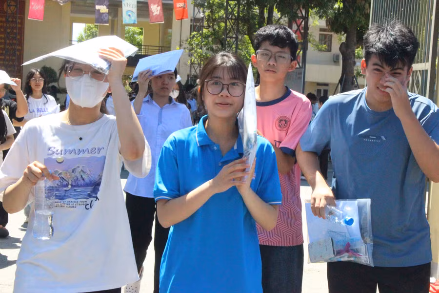 Thí sinh hoàn thành môn thi Toán và Ngữ văn Kỳ thi lớp 10 THPT chuyên Hà Tĩnh.