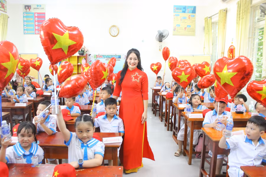 Giáo viên, học sinh Trường Tiểu học Nguyễn Du (Phường Thành Sen, Hà Tĩnh).