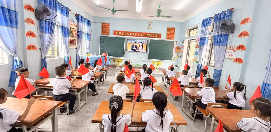Lễ khai giảng tại Trường Tiểu học - Trung học cơ sở Kỳ Văn (xã Kỳ Văn, Hà Tĩnh). 