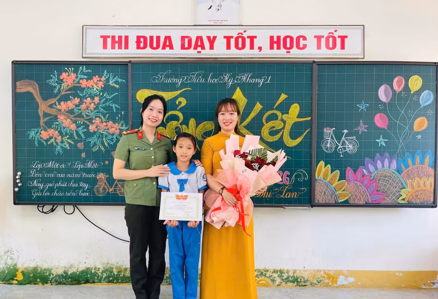 cac-can-bo-cong-an-xa-ky-khang-thuong-xuyen-theo-sat-viec-hoc-tap-cua-em-bao-anh-phoi-hop-voi-giao-vien-de-dong-vien-ho-tro-em-tien-bo-trong-hoc-tap.jpg