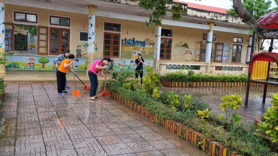 Các trường học phân công túc trực 24/24 theo dõi tình hình mưa lũ.
