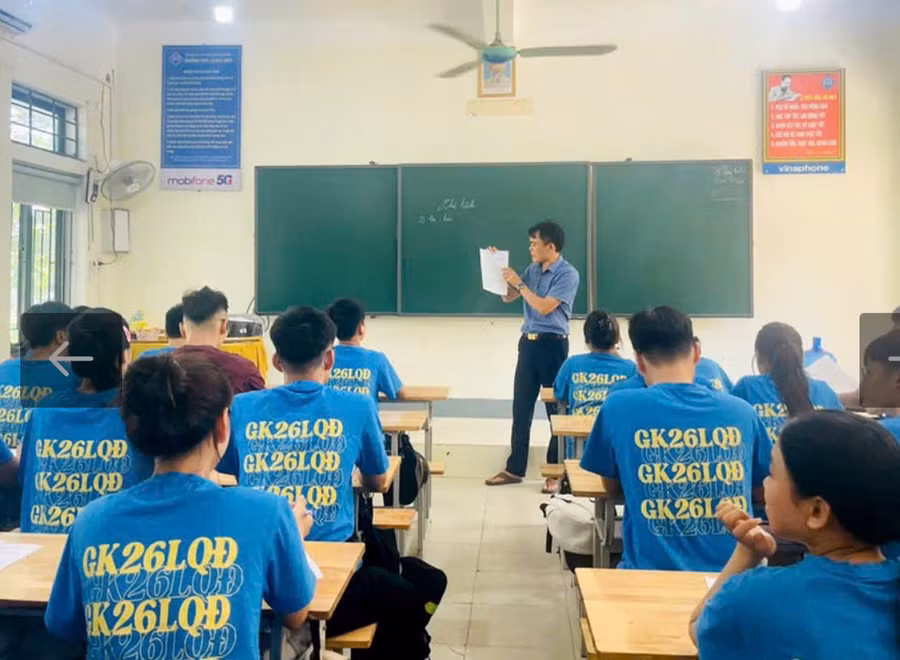 Học sinh Trường THPT Lê Quý Đôn (Hà Tĩnh) ký cam kết thực hiện nghiêm quy chế, không sử dụng thiết bị công nghệ cao để gian lận trong kỳ thi.