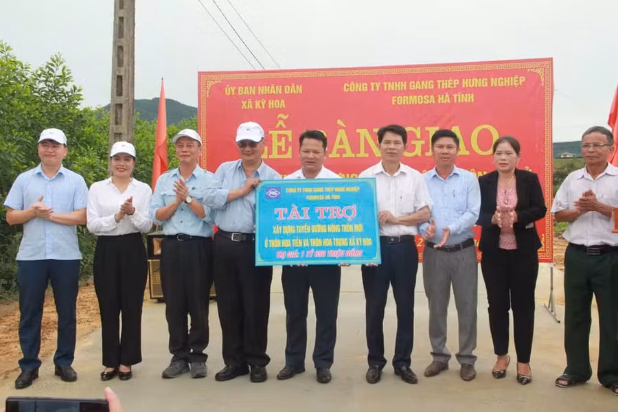 Formosa Hà Tĩnh trao biểu trưng tài trợ xây dựng đường nông thôn mới tại xã Kỳ Hoa (thị xã Kỳ Anh, Hà Tĩnh - cũ).