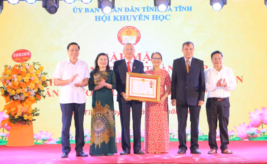 Hội Khuyến học Hà Tĩnh đón nhận Huân chương Lao động hạng Nhất.