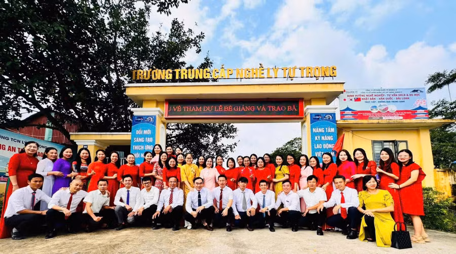 Cán bộ, giáo viên, nhân viên Trường Trung cấp nghề Lý Tự Trọng (xã Can Lộc, Hà Tĩnh).