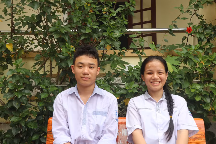 Trần Hoàng Quân - thủ khoa chuyên Tin và Nguyễn Thị Phương Trà thủ khoa chuyên Sử.