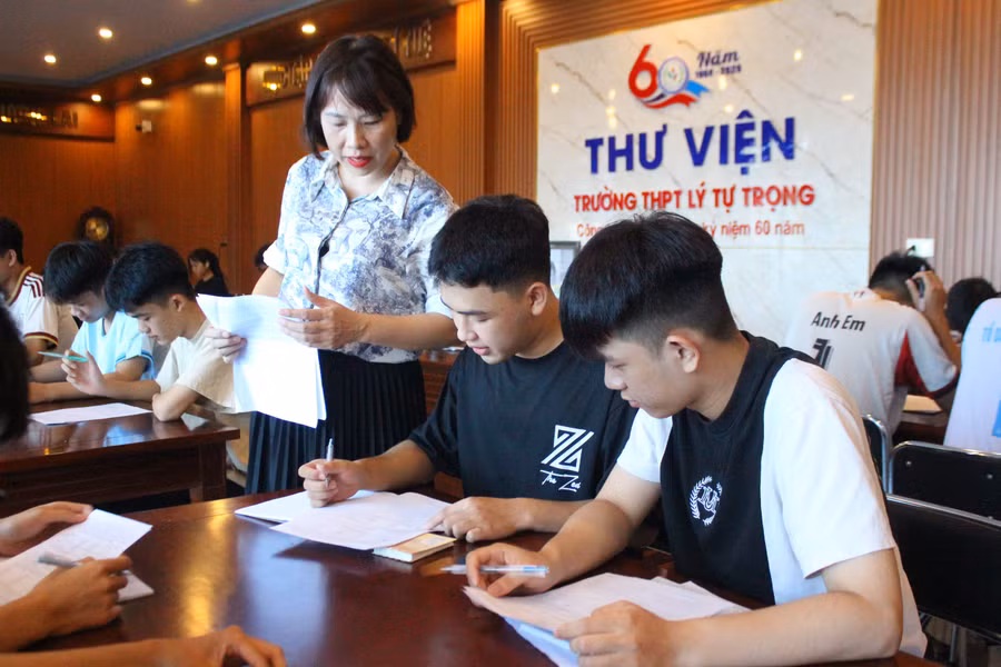 Giáo viên Trường THPT Lý Tự Trọng ôn tập cho học sinh tại thư viện nhà trường.
