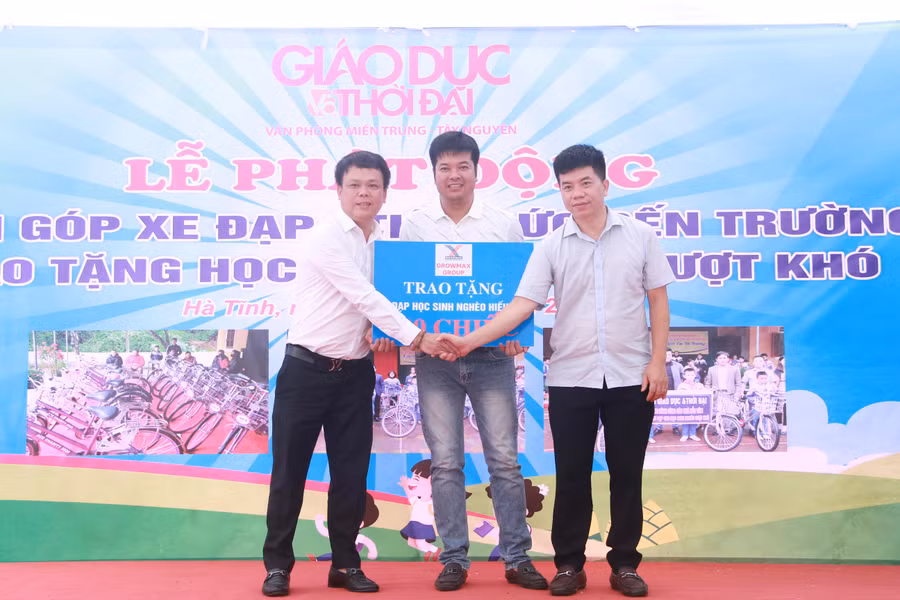 Ngay sau lễ phát động, nhiều tấm lòng hảo tâm đã chung tay quyên góp xe đạp hỗ trợ học sinh nghèo.