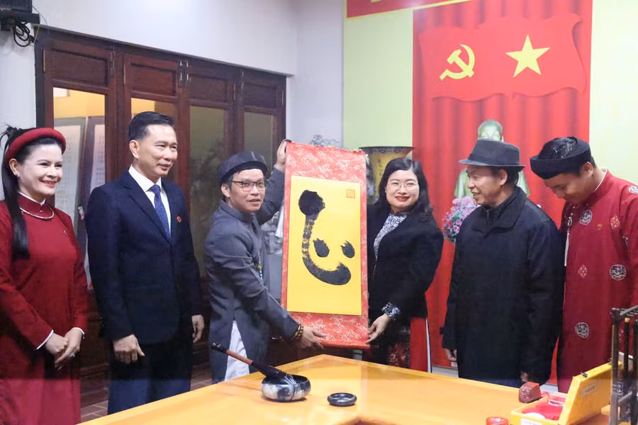 Các đại biểu tham quan trải nghiệm thư pháp tại Lễ khai mạc trưng bày chuyên đề "Đại thi hào Nguyễn Du – Ngàn năm nhớ mãi".
