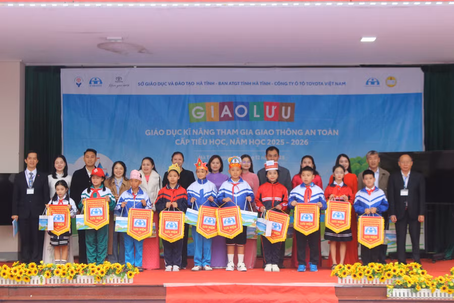Ban tổ chức trao cờ lưu niệm cho các đội tham gia giao lưu.