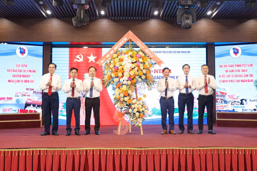 Lãnh đạo tỉnh Hà Tĩnh tặng hoa chúc mừng các cơ quan báo chí.