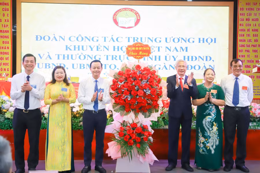 Lãnh đạo tỉnh Hà Tĩnh tặng hoa chúc mừng Đại hội Hội Khuyến học tỉnh.